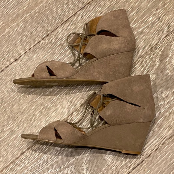 BRAND NEW Dolce Vita Taupe Suede Wedge Sandals - Picture 6 of 9